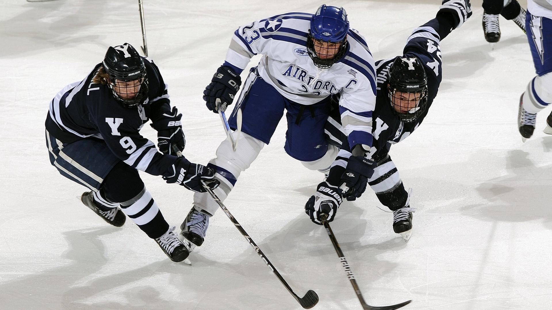 冰球联赛激战正酣,强队对决引爆球迷热情